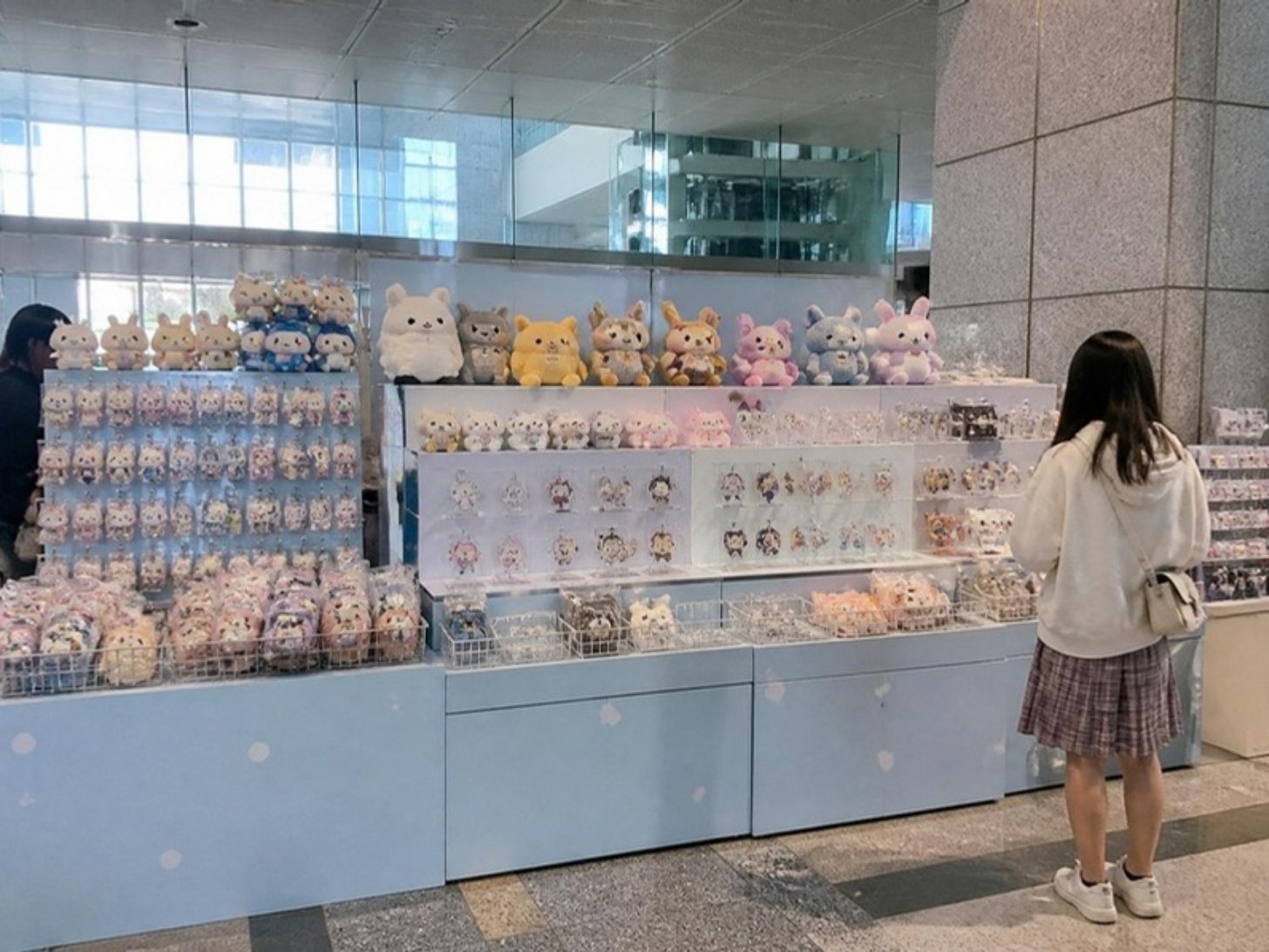 駅ビル通路のアニメグッズのポップアップのイメージ（AI生成）